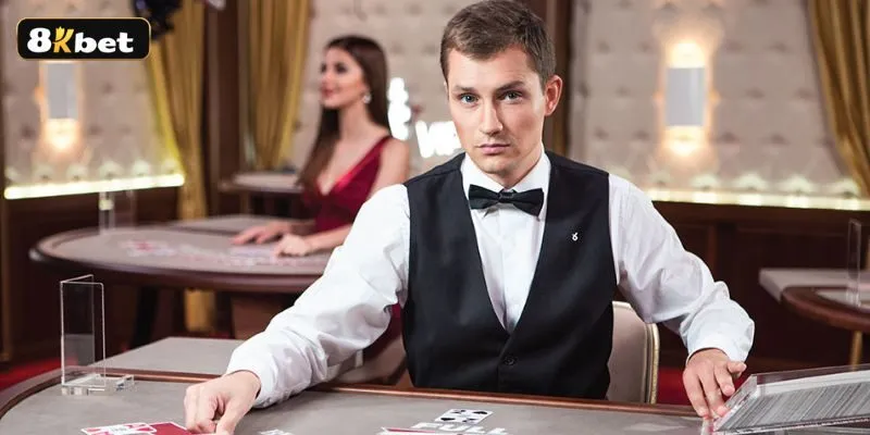 Các sảnh game bài trực tuyến có dealer hay không?